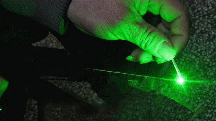 pointeur laser vert allume l'allumette