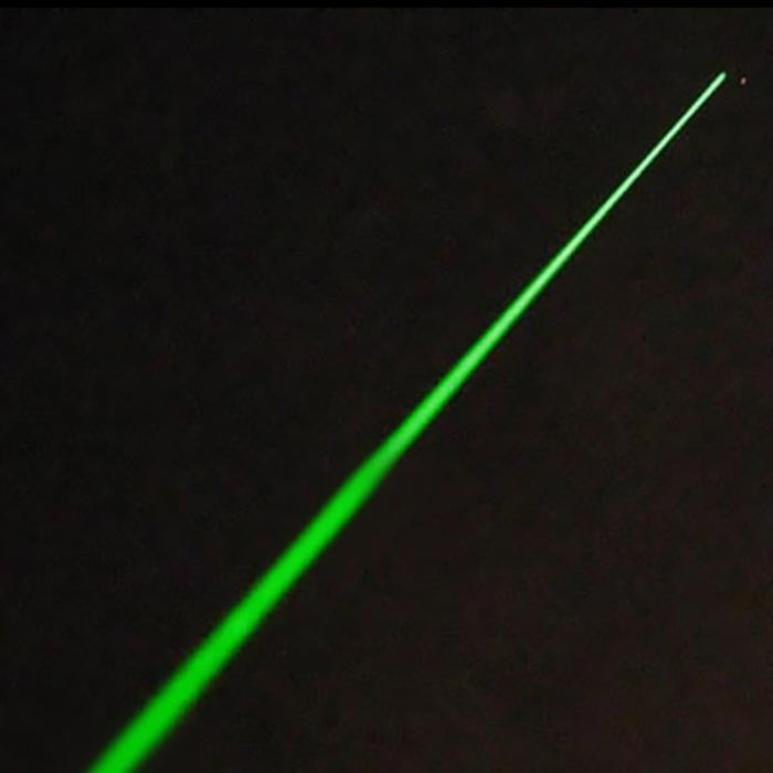 Pointeur laser pointant vers l'étoile
