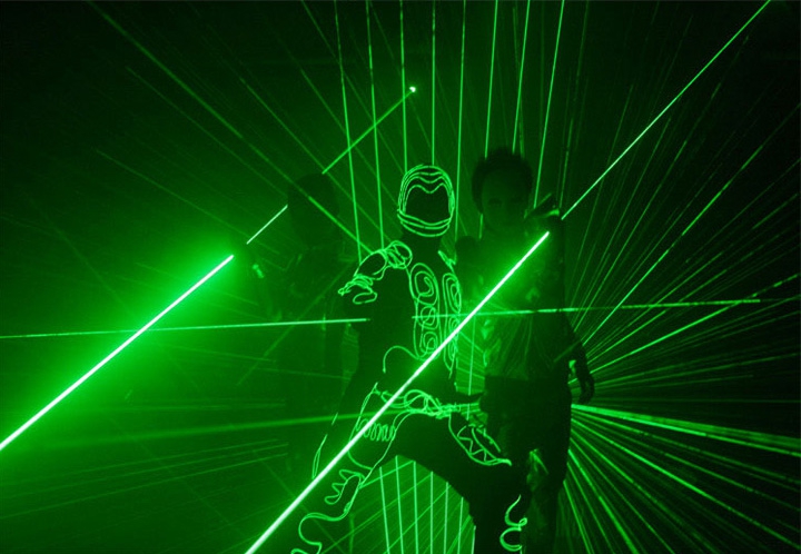 Différentes scènes de l'épée laser