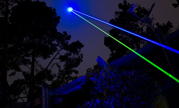 Pointant la lune avec un pointeur laser