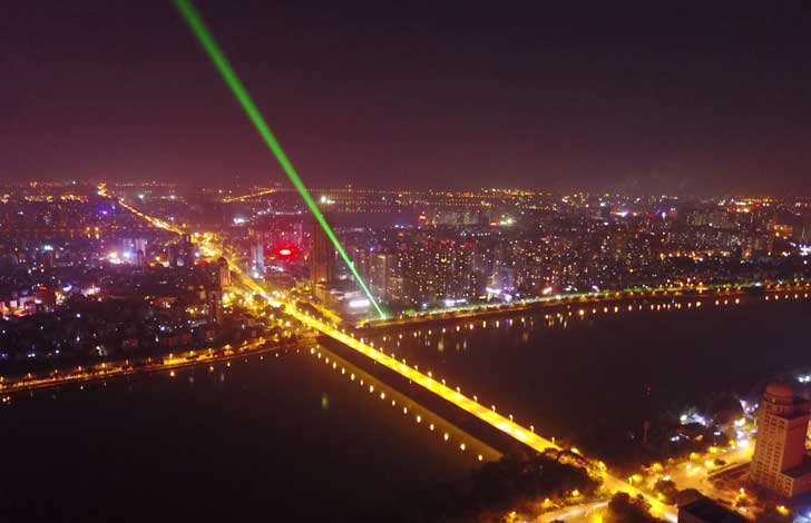 Effet de stylo laser dans la nuit de la ville