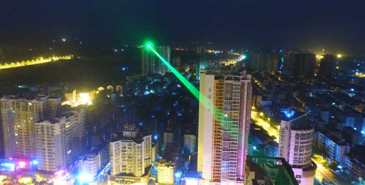 Effet de stylo laser dans la nuit de la ville